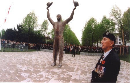 Человек с двумя шляпами - оттавский монумент канадским освободителям Голландии (открыт в рамках фестиваля тюльпанов 2002)